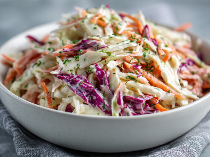 Coleslaw cétogène dans un bol blanc moderne