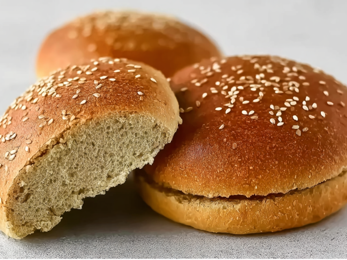 Pain à hamburger kéto, buns cétogènes à base de farine d'amande et aux graines de sésame