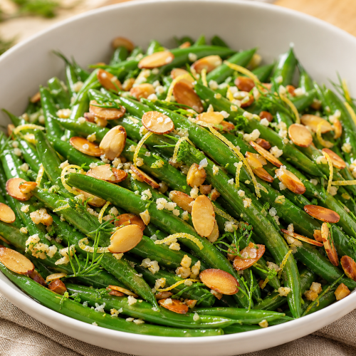 Haricots verts sautés aux amandes effilées dorées, présentés dans un bol blanc, accompagnement cétogène